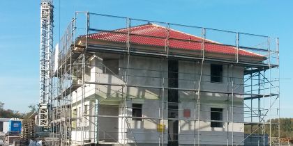 Gerüstarbeiten und Dachstuhl mit Sichtgebälk, Wärmedämmung und Dacheindeckung